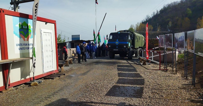   Fahrzeuge der russischen Friedenstruppen bewegen sich frei entlang der Latschin-Chankendi-Straße  