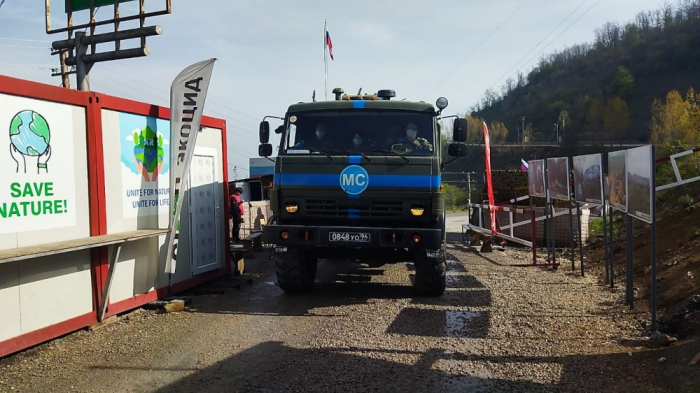 Des véhicules du contingent russe de maintien de la paix traversent librement la route Latchine-Khankendi