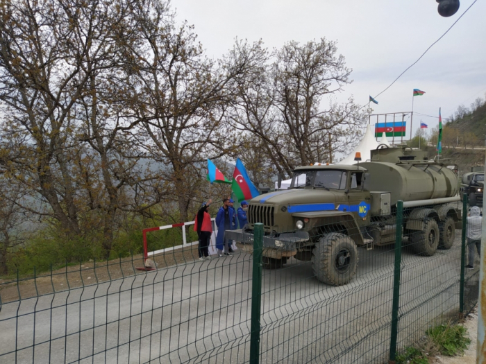 Fahrzeuge der russischen Friedenstruppen fahren ungehindert durch das Protestgebiet