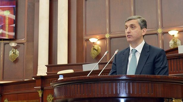    Vüqar Gülməmmədov parlamentdə hesabat verir  
   