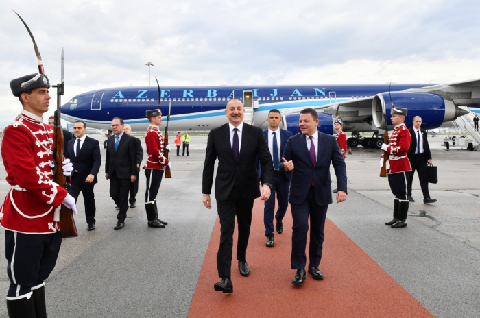  Präsident Ilham Aliyev trifft zu einem Arbeitsbesuch in Bulgarien ein  