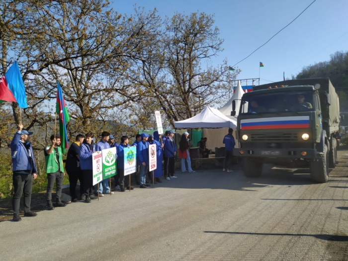 Un convoi de véhicules du contingent russe de maintien de la paix traverse la zone de manifestation pacifique