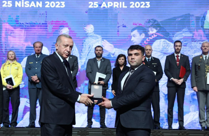 Erdogan awards Azerbaijani volunteer for assistance in aftermath of earthquake