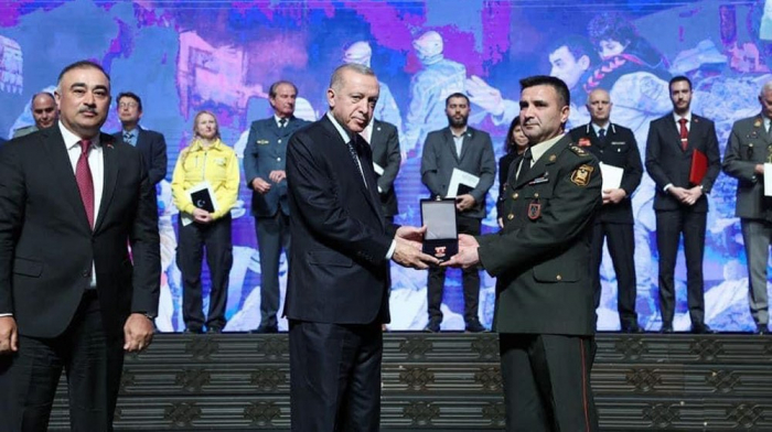   Türkischer Präsident zeichnet den Soldaten der aserbaidschanischen Armee aus  