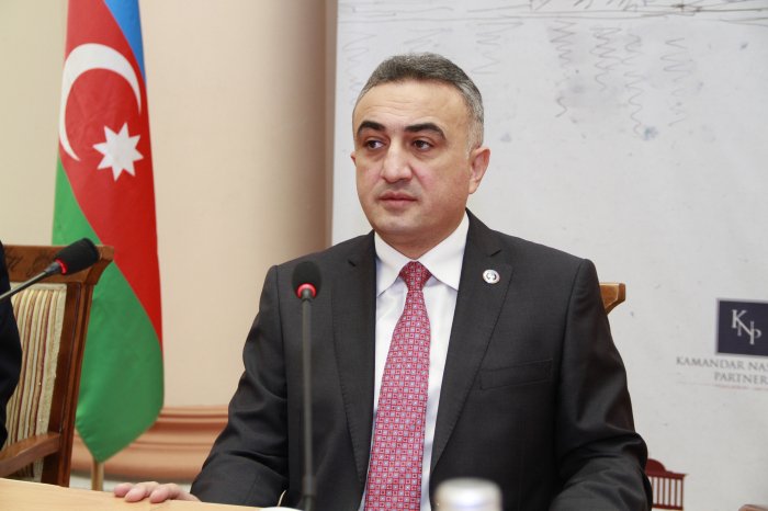    Anar Bağırov vəkillərə müraciət edib  
   