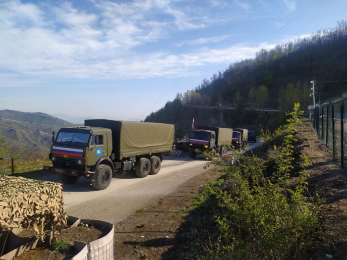 Des véhicules des soldats russes traverse la zone de manifestation pacifique