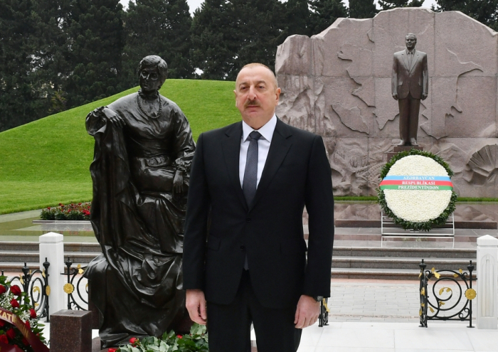  Le président Ilham Aliyev se recueille devant la tombe de l