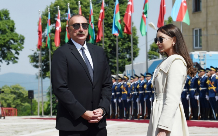   Präsident Ilham Aliyev, First Lady, sehen sich das Formel-1-Grand-Prix-Rennen von Aserbaidschan an  