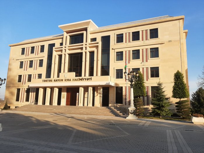    İcra başçısı müavininin təpiklə vurduğu fəhlədən üzr istədi   