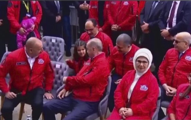    İlham Əliyev “TEKNOFEST”də öz yerini uşağa verdi -    Video      
