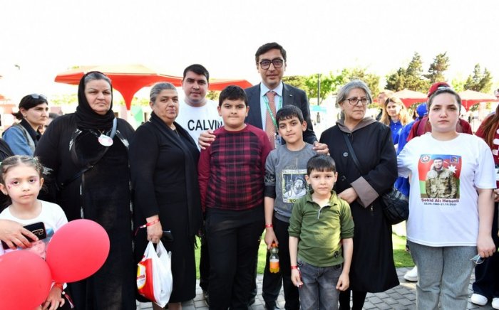Fərid Qayıbov "Formula 1"i izləyən şəhid ailələri və qazilərlə görüşüb  

