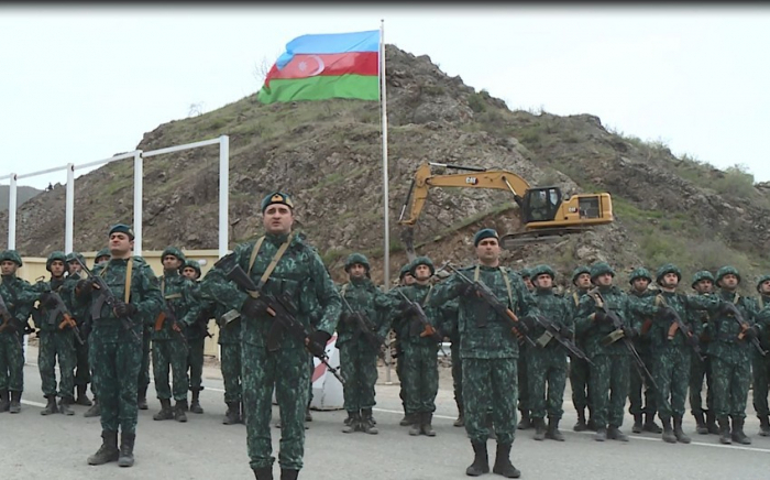  Se iza la bandera de Azerbaiyán en el puesto de control en la frontera con Armenia al comienzo de la carretera Lachin-Khankendi -Video