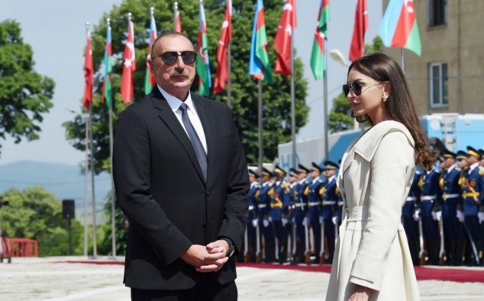    İlham Əliyev və Mehriban Əliyeva Salyan rayonuna səfər ediblər   