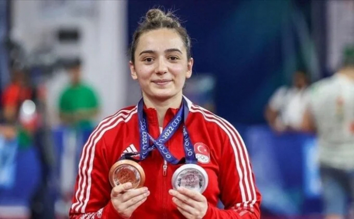  Presidente Ilham Aliyev y primera dama Mehriban Aliyeva felicitan a la campeona europea de levantamiento de pesas Nuray Gungur 