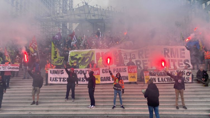 Réforme des retraites en France : des manifestants envahissent plusieurs gares à Paris