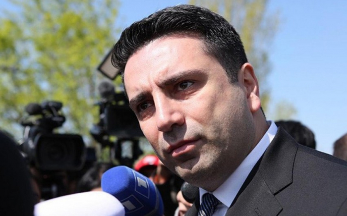    Ermənistan parlamentinin sədri vətəndaşın gözünə tüpürdü   