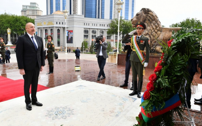   Presidente Ilham Aliyev visita la estatua de Ismoil Somoni en Dusambé  