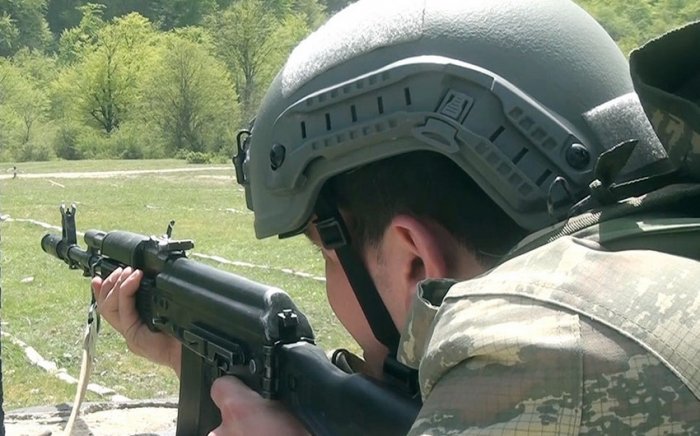 Hərbi vəzifəlilər praktiki atış çalışmalarını icra ediblər