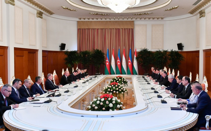   Se celebra una reunión ampliada de los Presidentes de Azerbaiyán y Tayikistán  