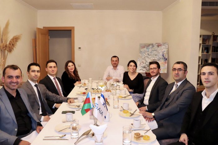    İsrail səfiri azərbaycanlı məzunlarla iftar süfrəsində   