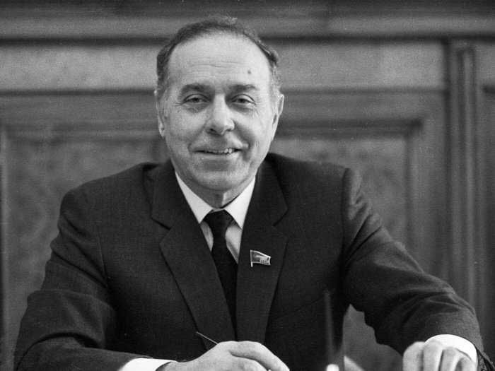       Rektor:    "Heydər Əliyev Azərbaycanı sənayenin inkişaf etdiyi bir ölkəyə çevrirdi"     

