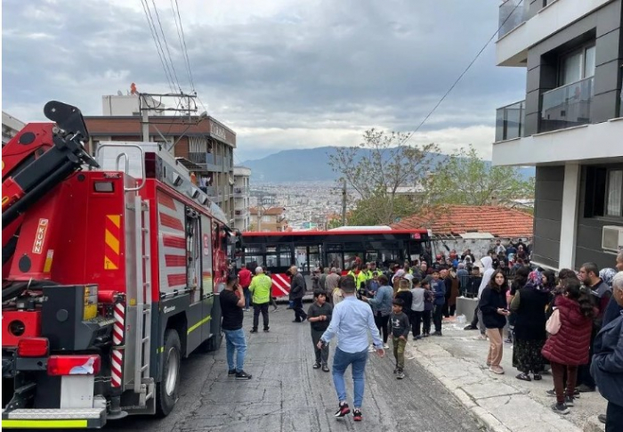    İzmirdə bələdiyyə avtobusu divara çırpıldı:   10 yaralı      