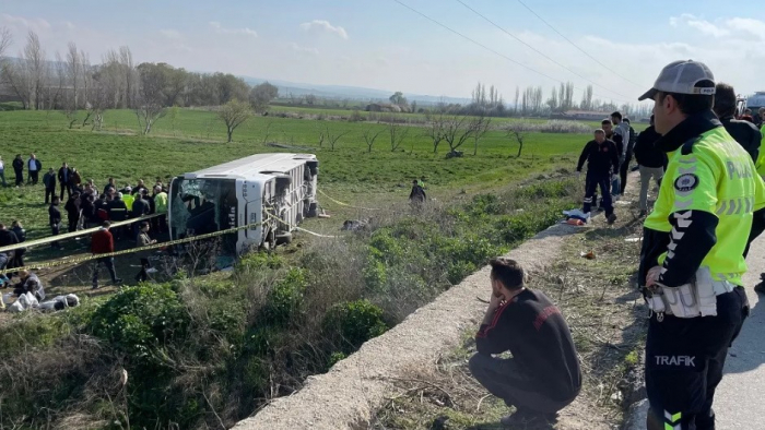    Türkiyədə avtobus aşdı -    Ölənlər var      