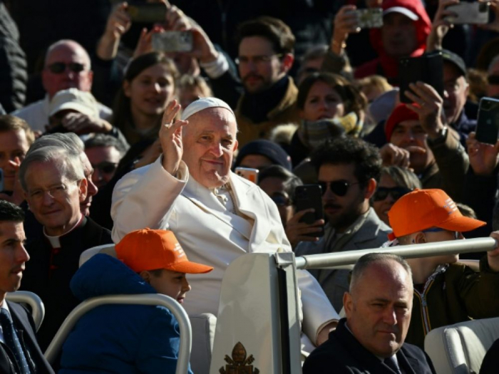 Le pape François sort de l