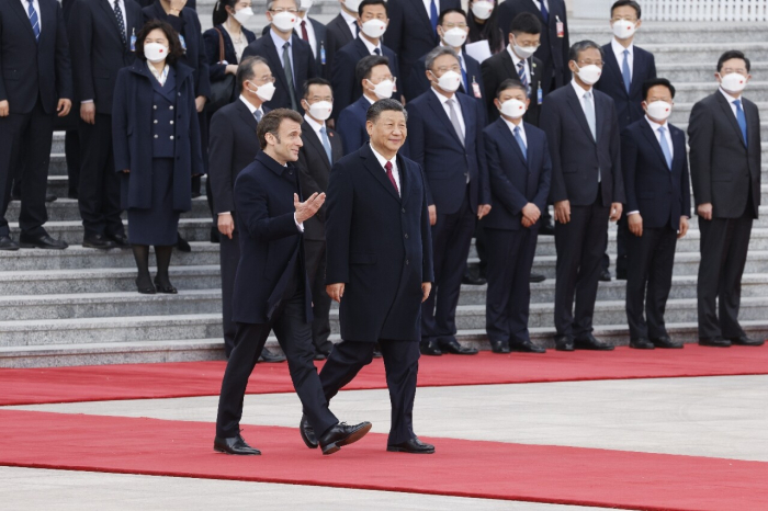 Emmanuel Macron accueilli par son homologue chinois Xi Jinping à Pékin