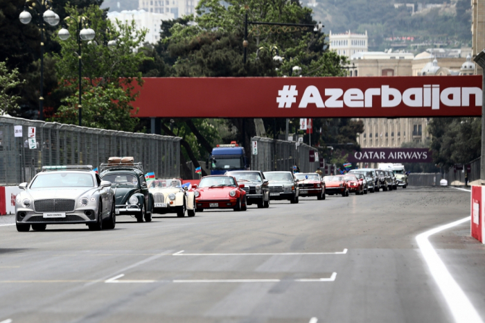   Desfile de coches clásicos organizado en la pista del Gran Premio de Azerbaiyán de Fórmula 1  