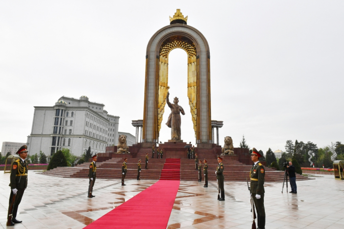  Le président azerbaïdjanais visite la statue d’Ismoil Somoni à Douchanbé 