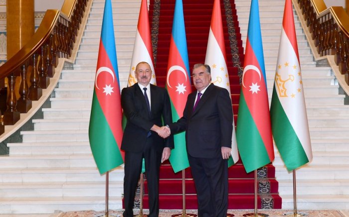    Azərbaycan və Tacikistan prezidentləri mətbuata bəyanatlarla çıxış ediblər     
