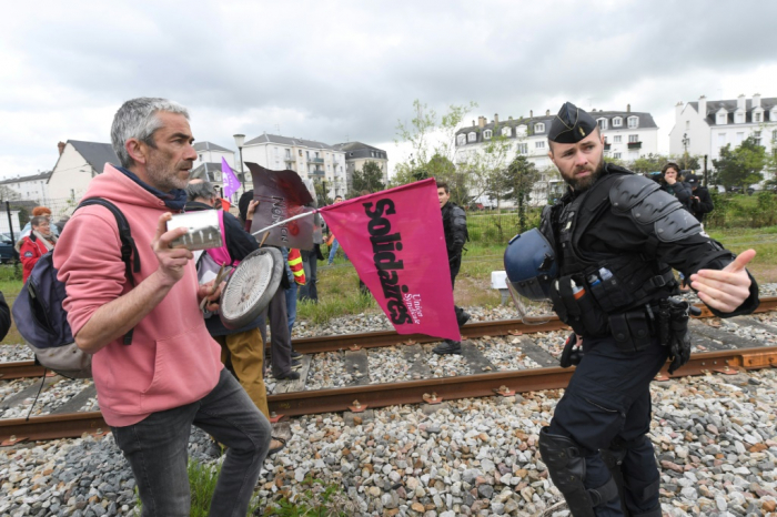 France : Macron est accueilli à Vendôme par un concert de casseroles et de trompettes