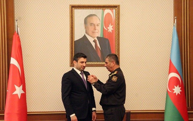    Zakir Həsənov Bayraktarı medalla təltif etdi -    Fotolar     