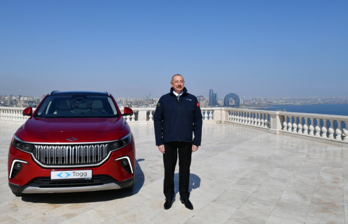   El primer automóvil eléctrico local de Türkiye "Togg", fue presentado al Presidente de Azerbaiyán  