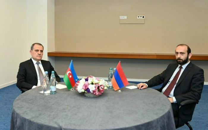  Comienza la reunión entre los ministros de Relaciones Exteriores de Azerbaiyán y Armenia 