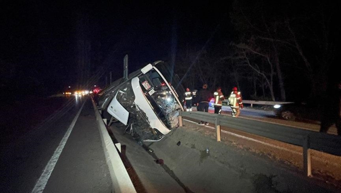 3 killed after tour bus carrying students crashes in northwestern Türkiye