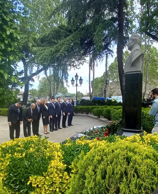 Azerbaijani minister visits monument to National Leader Heydar Aliyev in Tbilisi