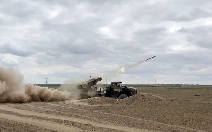   Übungen von Raketen- und Artillerietruppen gehen weiter -   (VIDEO)    