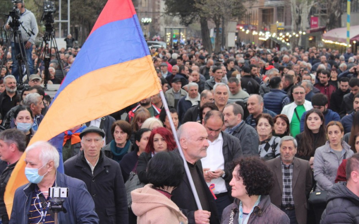   Angehörige der Teilnehmer des Zweiten Karabach-Krieges in Armenien fordern den Rücktritt Paschinjans  