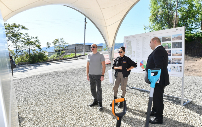  Khodjavend: pose de la première pierre d’un centre administratif et de la première pierre d’un quartier résidentiel dans le village de Tough 