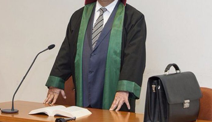     Azərbaycanda iki vəkilin fəaliyyəti dayandırıldı  