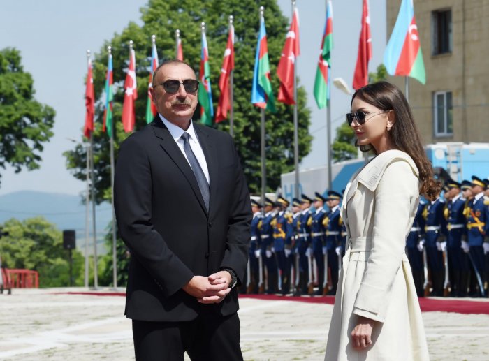    Prezident və birinci xanım Şuşaya səfər ediblər  
   