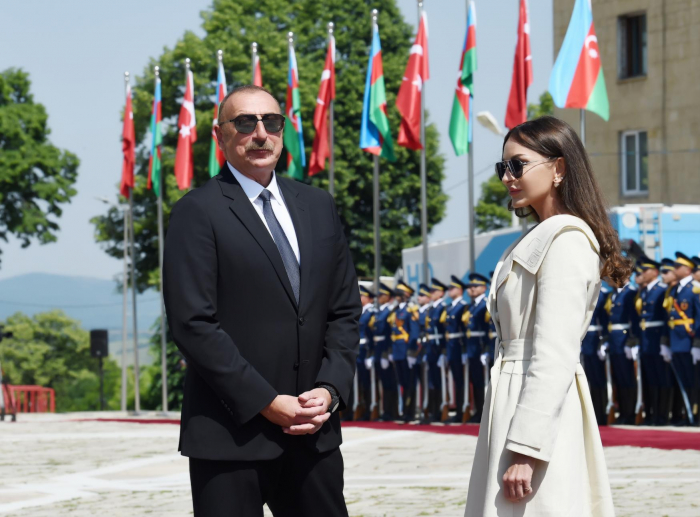  Präsident Ilham Aliyev, First Lady Mehriban Aliyeva besuchen Schuscha 