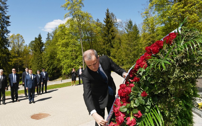   Jeyhun Bayramov besuchte das Denkmal, das zum Gedenken an die im Kampf um die Unabhängigkeit Litauens Gefallenen errichtet wurde  