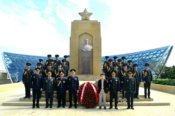 Azerbaijani soldiers visit grave of decorated major-general Hazi Aslanov