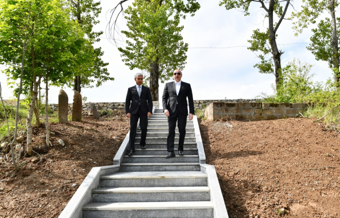   Le président Ilham Aliyev visite la tombe de Mir Möhsun Nevvab Karabaghi à Choucha  