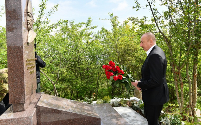  Präsident Ilham Aliyev besuchte das Grab von Mir Mohsen Nawab Karabakhi  