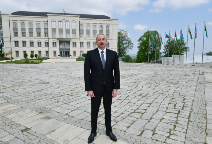     Ilham Aliyev:   Aserbaidschan ehrt das Andenken an Heydar Aliyev  