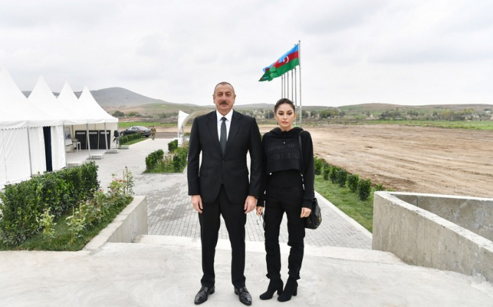  El Presidente de Azerbaiyán y la Primera Dama se familiarizaron con la construcción de un complejo residencial en Shusha 